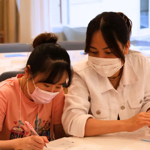 支援を受けながら勉強する学生